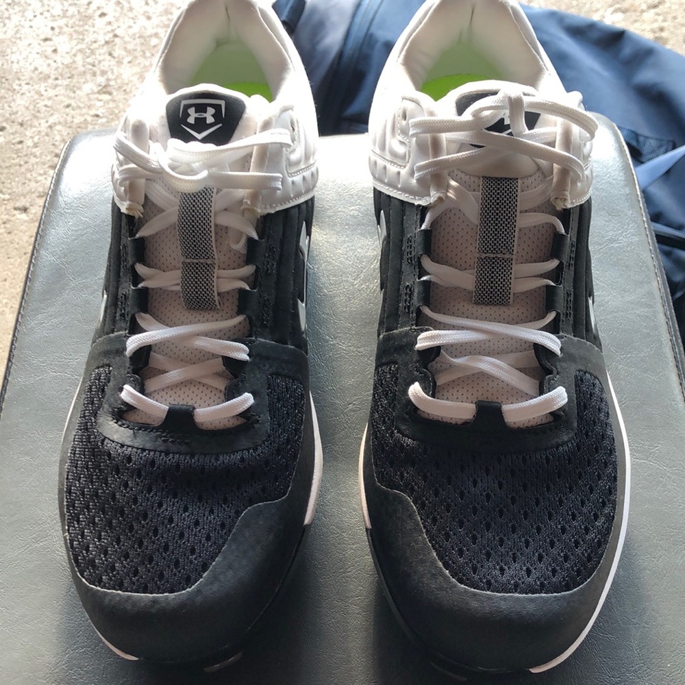 Under Armour Men’s size 10.5 metal baseball cleats